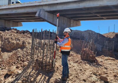 Topografo tomando medidas en una carretera