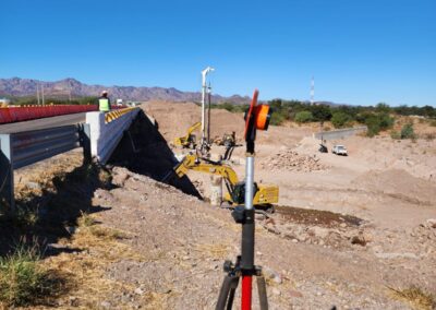 Equipo de topografia en carretera