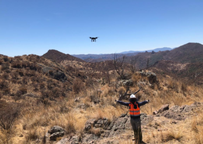 Campo con drone y topografo